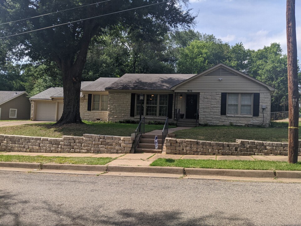 901 N Azalea Dr in Tyler, TX - Building Photo
