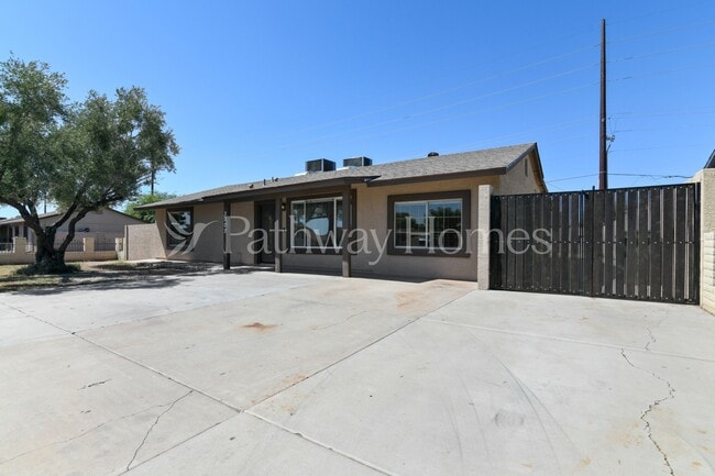 2002 N 47th Ave in Phoenix, AZ - Building Photo - Building Photo