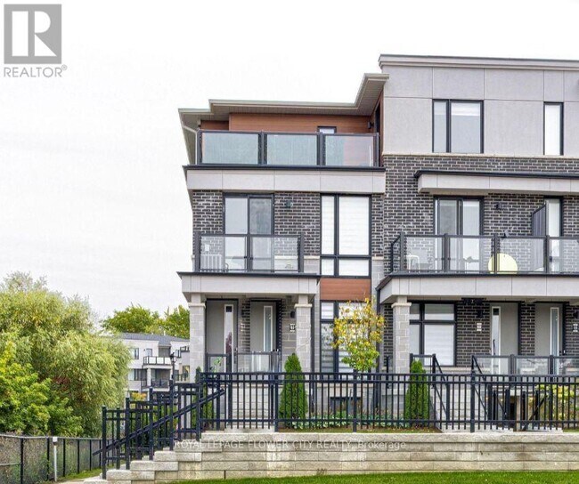 70 Knotsberry Cir in Brampton, ON - Building Photo - Building Photo