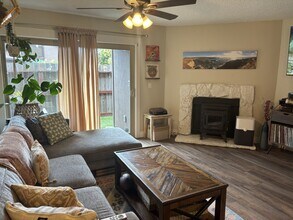 1558 Parkway Dr in Rohnert Park, CA - Building Photo - Building Photo