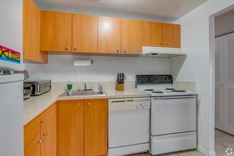 Clear Lake Palms in West Palm Beach, FL - Building Photo - Building Photo