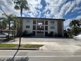 348 S Federal Hwy in Dania Beach, FL - Building Photo