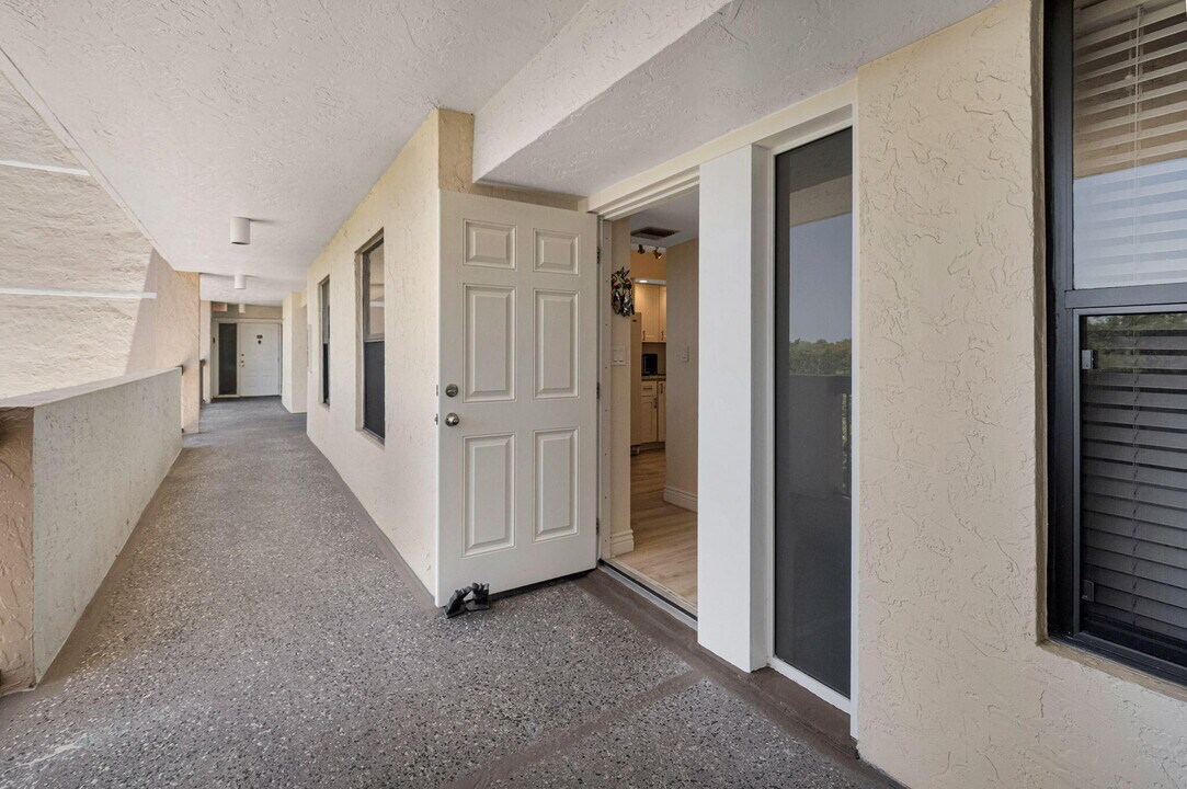 6562 Boca Del Mar Dr in Boca Raton, FL - Building Photo