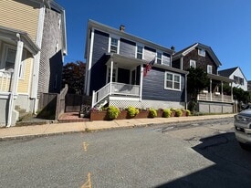 14 Dixon St in Newport, RI - Building Photo