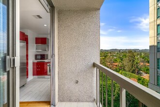 10747 Wilshire Blvd in Los Angeles, CA - Building Photo - Building Photo