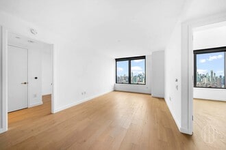 3 Ct Square W in Queens, NY - Foto de edificio - Building Photo