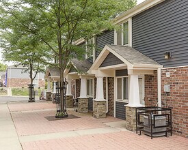 Fox River Townhomes in Elgin, IL - Building Photo - Building Photo