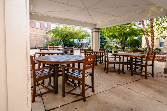 The Berkshire Senior Living in West Allis, WI - Foto de edificio - Building Photo