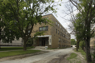 680 Sheppard Ave E in Toronto, ON - Building Photo - Building Photo