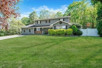 2 Harbor Cir in Centerport, NY - Building Photo - Building Photo