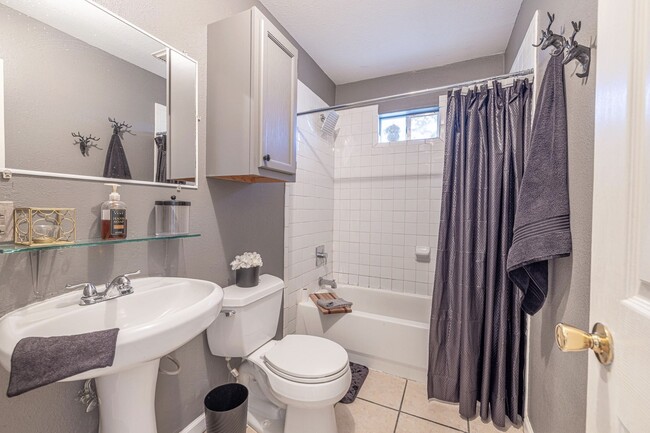 property at 305 N Ennis St