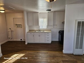 527-537 E San Joaquin Ave in Tulare, CA - Building Photo - Building Photo