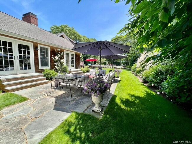 6 Summit Ave in East Hampton, NY - Building Photo - Building Photo
