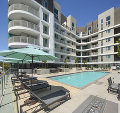 Nova Apartments on Wilshire in Los Angeles, CA - Foto de edificio - Building Photo