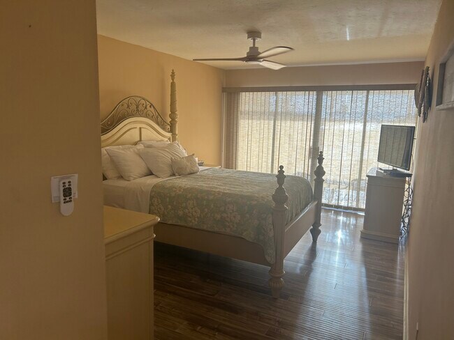 3801 E Bay Dr in Holmes Beach, FL - Building Photo - Building Photo