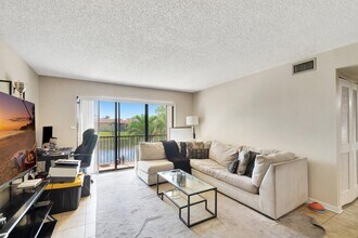 629 Sea Pine Way in Greenacres, FL - Building Photo - Building Photo