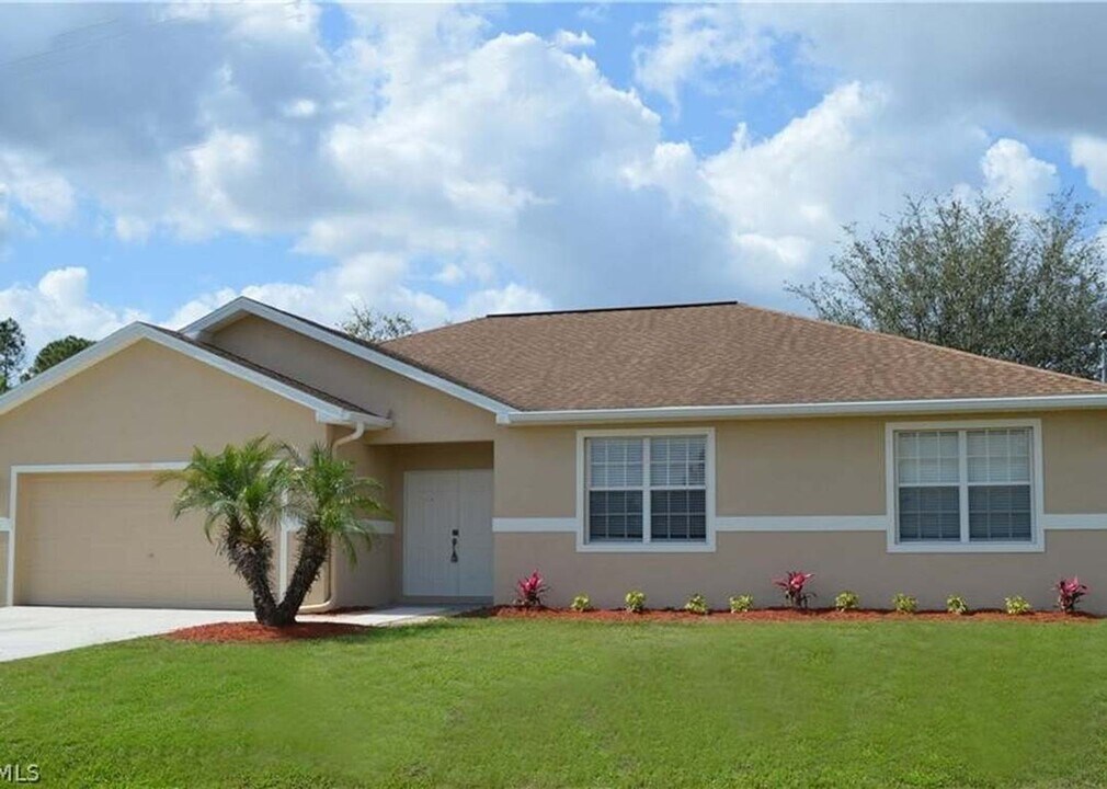 1909 Milstead Ave in Lehigh Acres, FL - Building Photo
