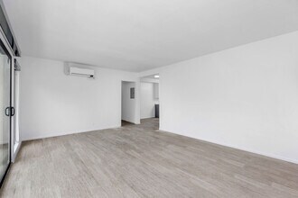 2033 N Beachwood Drive in Los Angeles, CA - Foto de edificio - Building Photo
