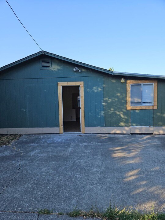 311 SE Riverside Ave in Grants Pass, OR - Building Photo