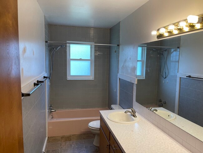 724 W Cook St in Portage, WI - Foto de edificio - Building Photo