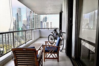 1581 Brickell Ave, Unit 1807 in Miami, FL - Foto de edificio - Building Photo