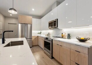 85 Myrtle St, Unit 213 in Quincy, MA - Foto de edificio - Building Photo