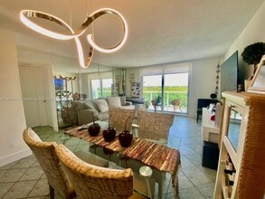 2841 NE 163rd St in North Miami Beach, FL - Building Photo - Building Photo
