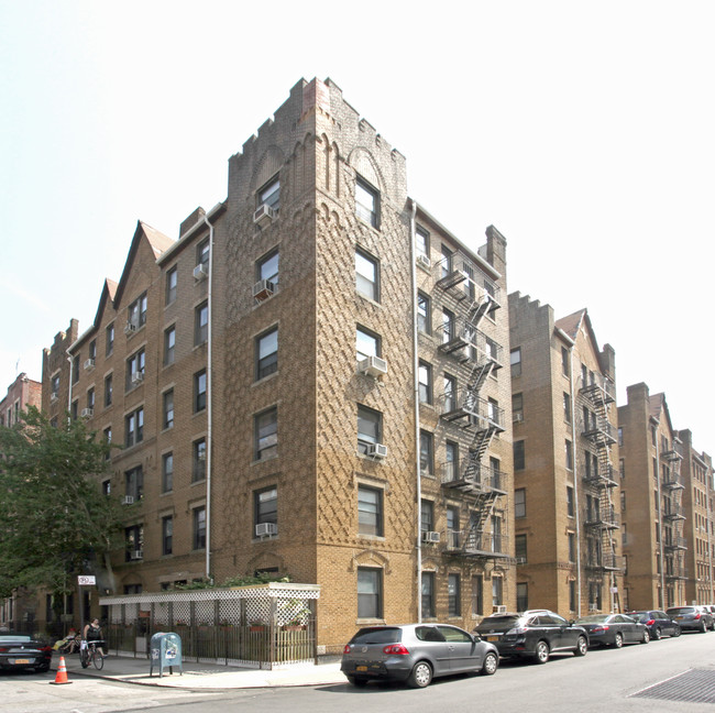 501 Brightwater Ct in Brooklyn, NY - Building Photo - Building Photo