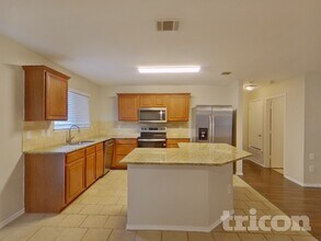 4845 Leaf Hollow Dr in Fort Worth, TX - Foto de edificio - Building Photo