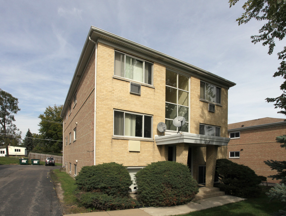 1608 Ogden Ave in Downers Grove, IL - Foto de edificio