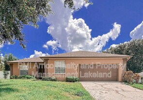 5721 Manchester Dr W in Lakeland, FL - Building Photo