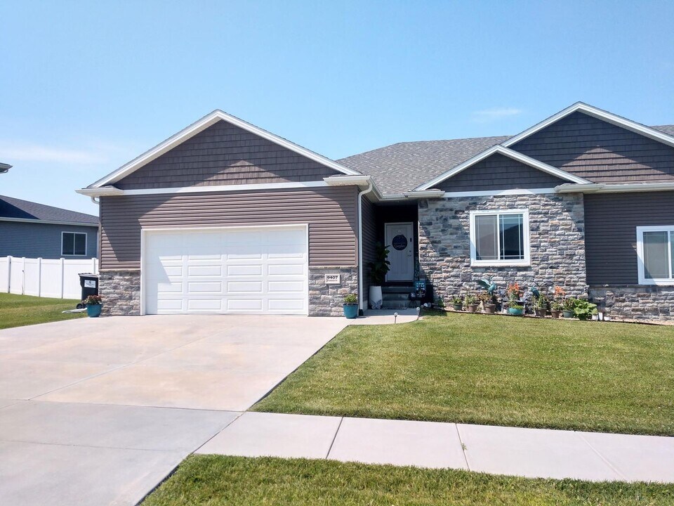 9407 Friedman St in Lincoln, NE - Building Photo