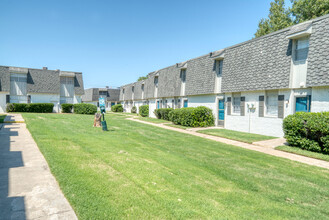 Bison Ridge Apartments in Lawton, OK - Building Photo - Building Photo