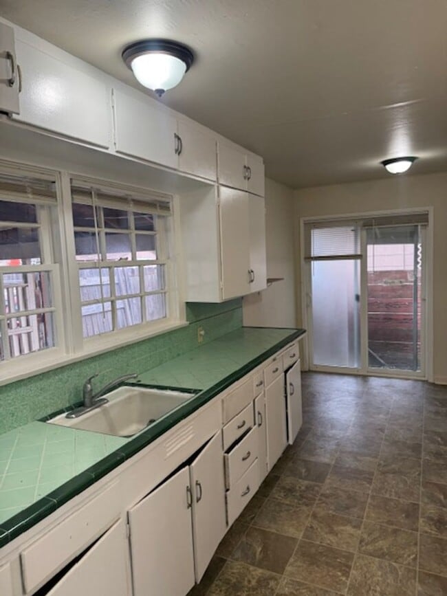 906 S Peach St in Medford, OR - Building Photo - Building Photo