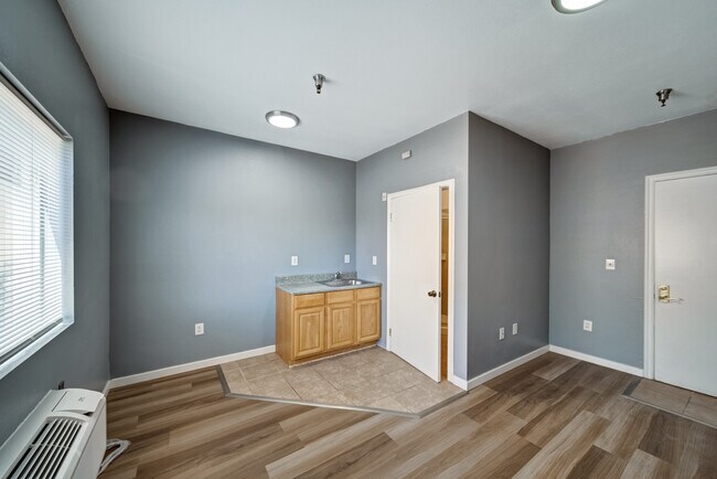 5055 Alhambra Ave in Los Angeles, CA - Building Photo - Interior Photo