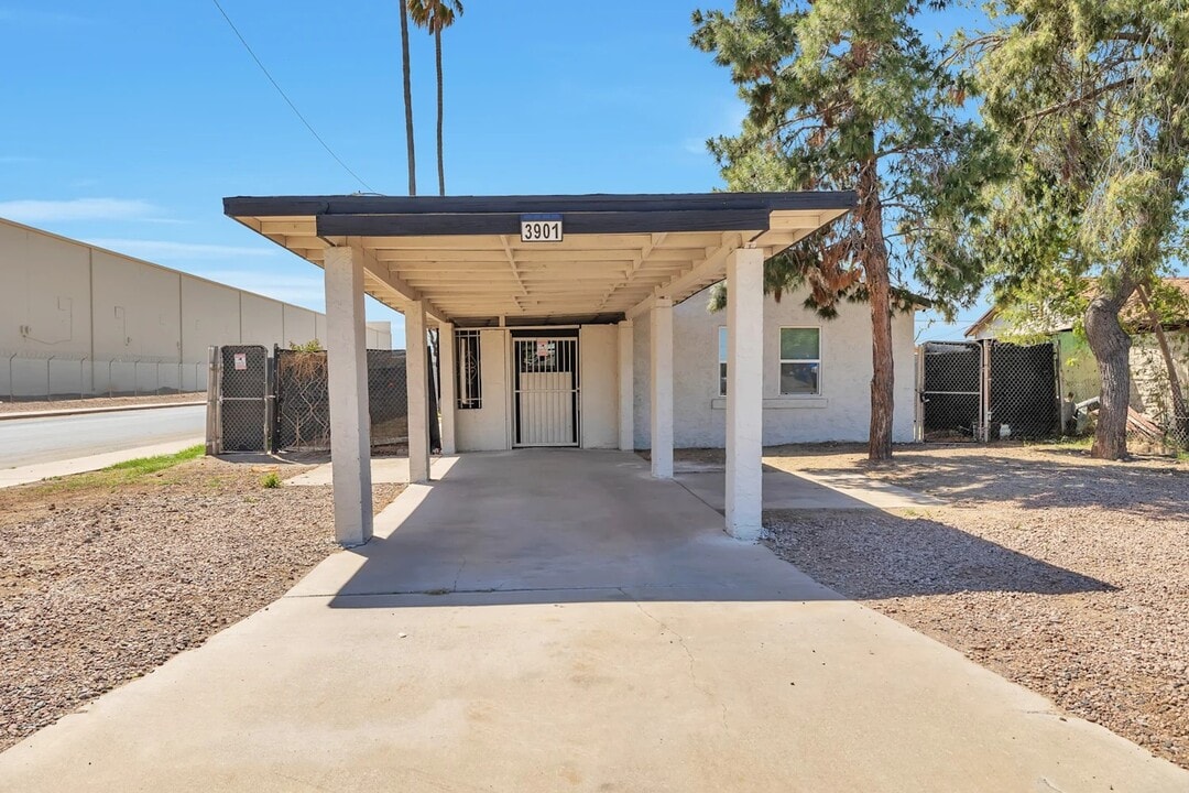 3901 W Hadley St, Unit 2 in Phoenix, AZ - Building Photo
