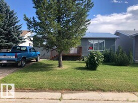 4619-4643 43 St in Mayerthorpe, AB - Building Photo