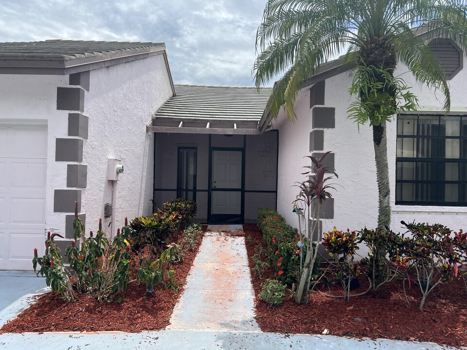 6036 Strawberry Lakes Cir in Greenacres, FL - Foto de edificio