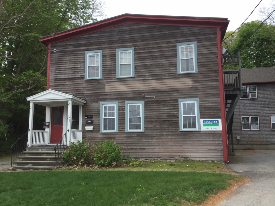 176-178 Court St in Plymouth, MA - Foto de edificio