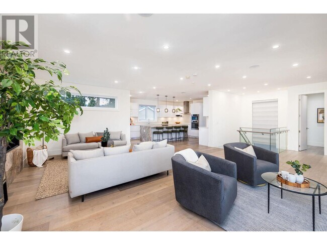 712 E Keith Rd in North Vancouver, BC - Building Photo - Building Photo