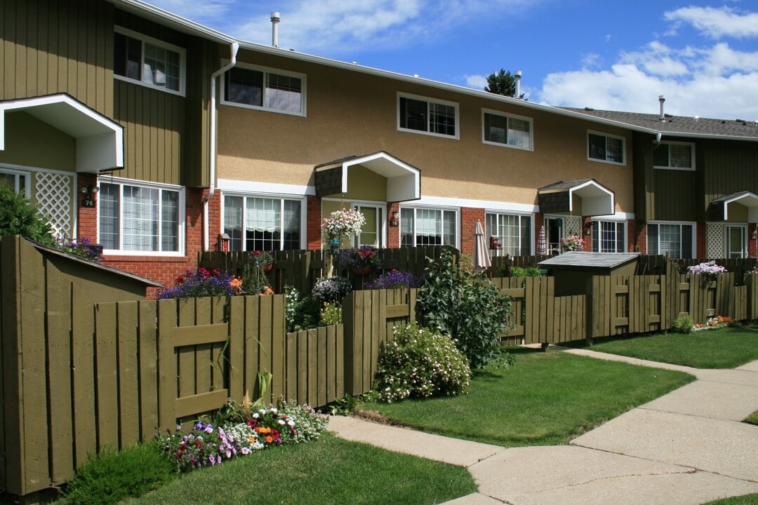 Greenwood Village in Sherwood Park, AB - Building Photo