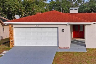 2502 Indigo Dr in Dunedin, FL - Building Photo