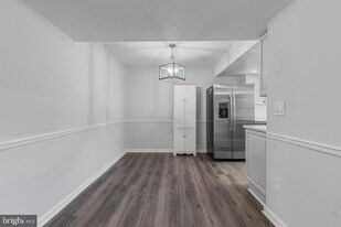 110 Prosperity Ave SE in Leesburg, VA - Building Photo