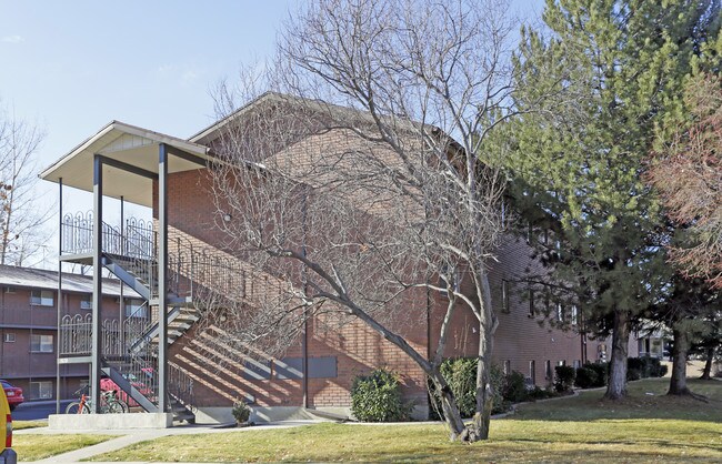 Peay's Apartments in Provo, UT - Foto de edificio - Building Photo