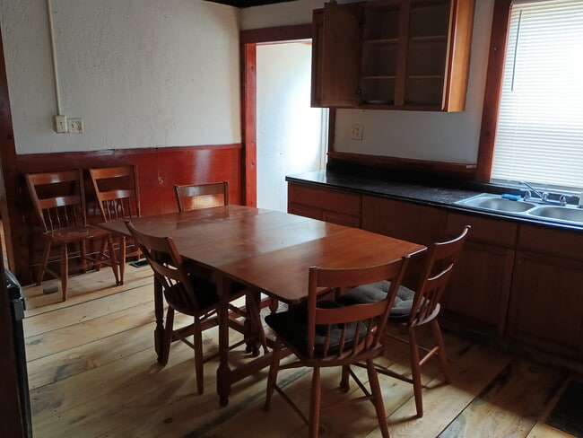 247 Dewey Ave, Unit 249 in Pittsfield, MA - Foto de edificio - Building Photo