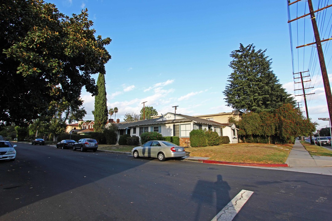 13525 Burbank Blvd in Van Nuys, CA - Building Photo