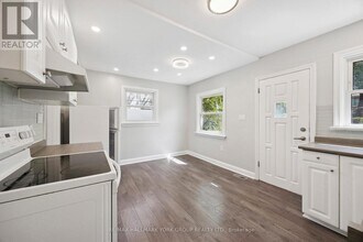 207 Maplehurst Ave in Toronto, ON - Building Photo - Building Photo