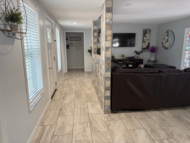 914 W Cimmeron Dr in Tampa, FL - Building Photo - Building Photo