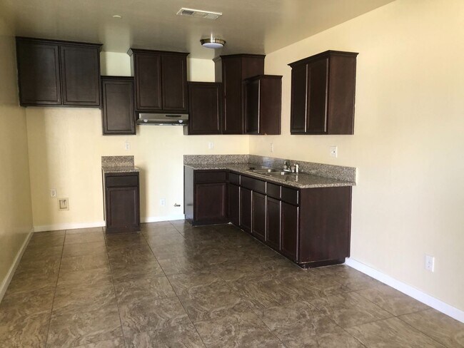 703 N St in Bakersfield, CA - Building Photo - Building Photo