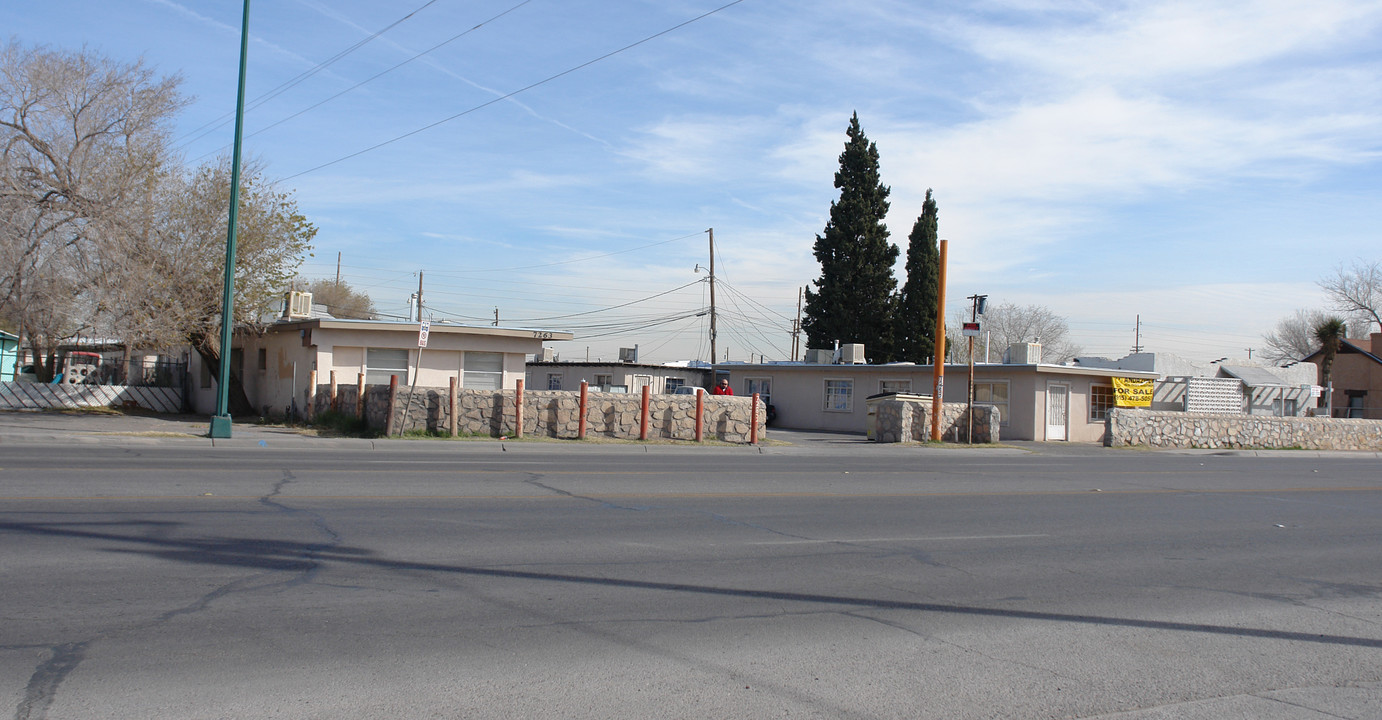 7263 Alameda Ave in El Paso, TX - Building Photo